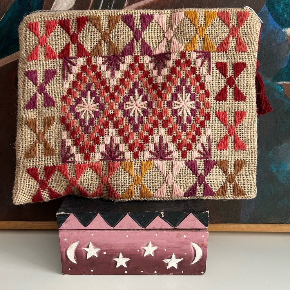 Teixchell Handmade W Love Geometric Patterned Clutch with Tassel Guatemala - Picture 6 of 15